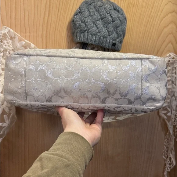 EUC COACH purse. Flawless inside and out. Straps adjustable on both sides. Badge - Picture 7 of 16